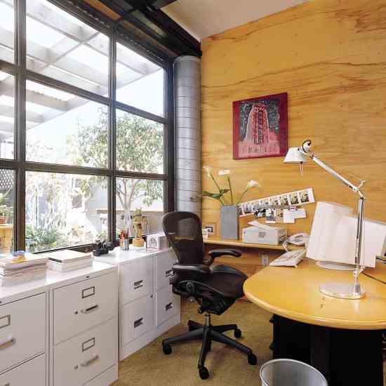 Claudio, a professional photographer, and Jana, his manager, share the office adjoining the home, which runs completely on solar electricity.